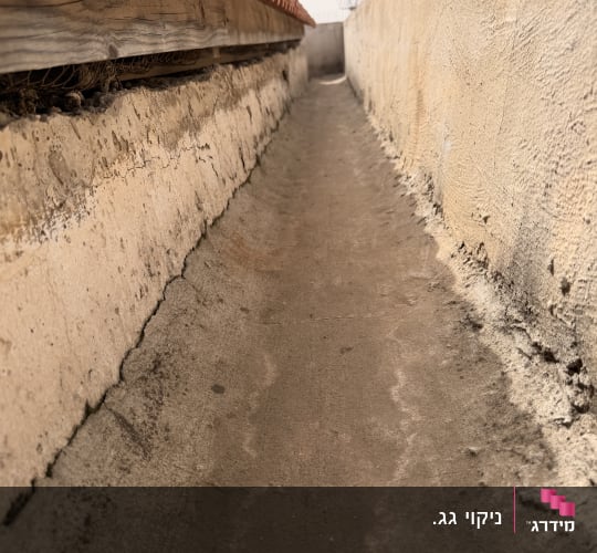תעלת איטום עם קירות בטון וגג רעפים